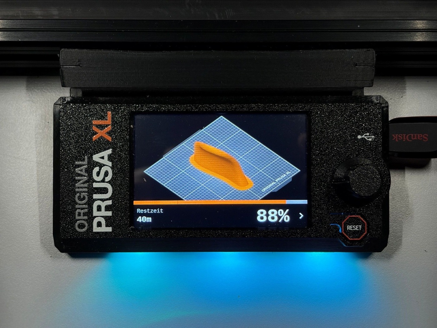 3D-Drucker beim Druck einer individuellen Türverkleidung