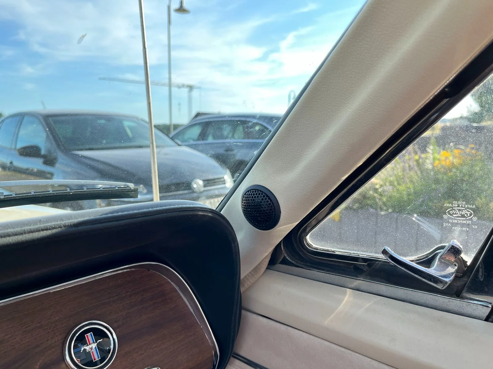 Hochtöner dezent in der A-Säule eines Mustang Classics