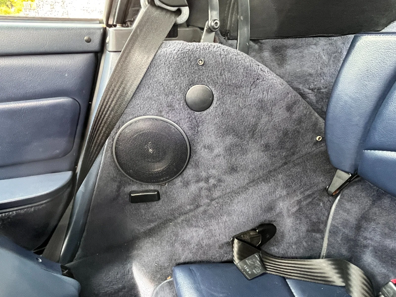 Lautsprecher in der Seitenverkleidung eines Cabrio-Klassikers