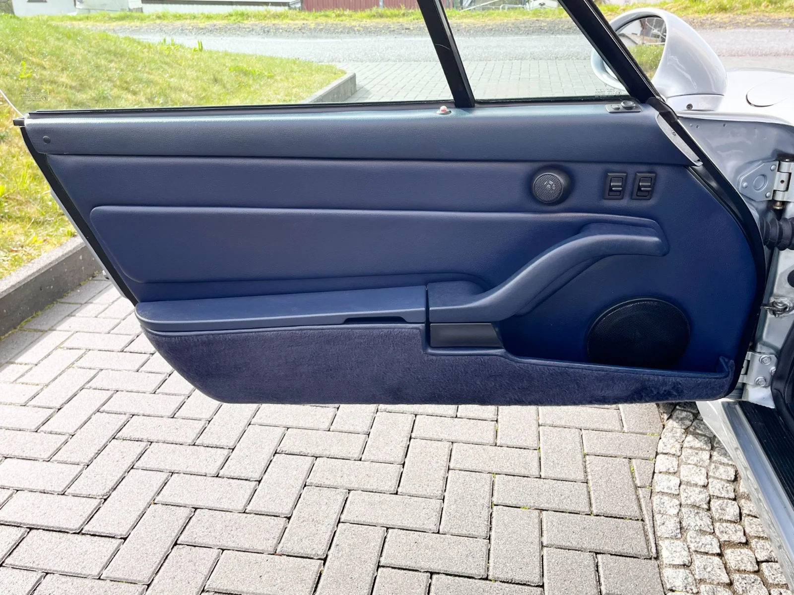 Lautsprecher und Hochtöner in der Türverkleidung eines Porsche