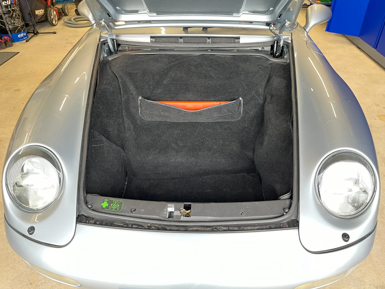 Unangetasteter Kofferraum eines Porsche nach dem Soundsystem-Einbau