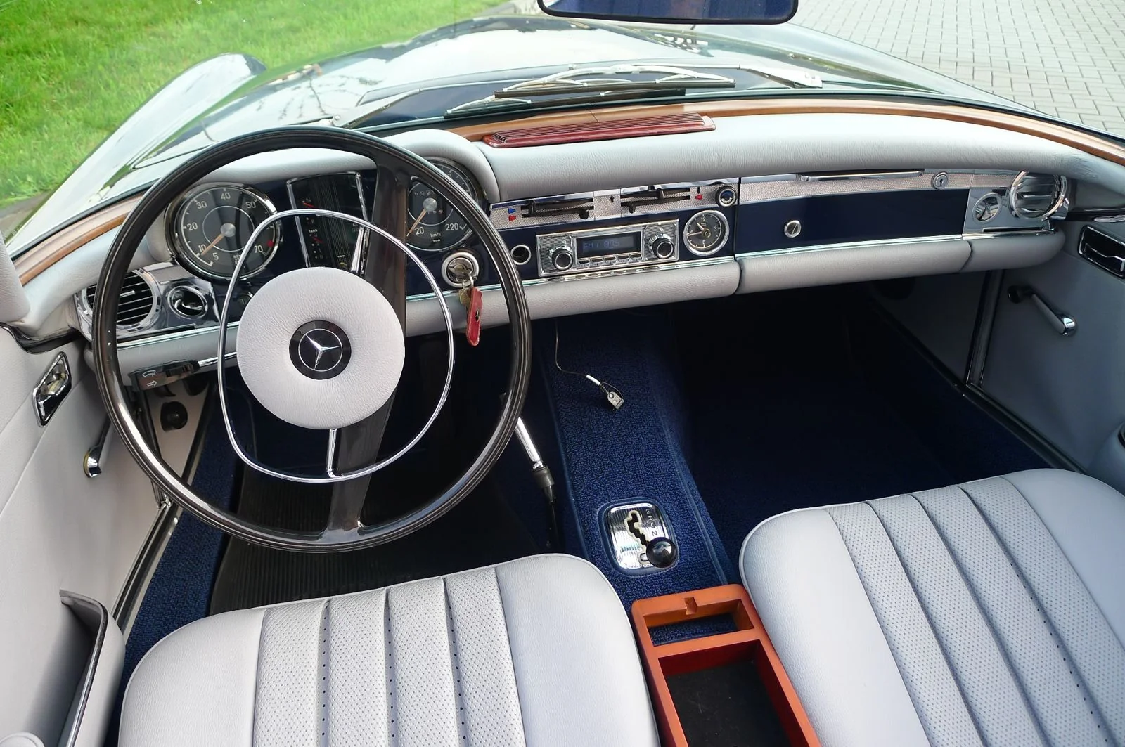 Cockpit einer Mercedes SL Pagode mit unauffällig integriertem Retro-Radio