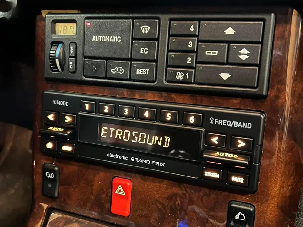 Retrosound-Radio in der Holzverkleidung eines Youngtimers