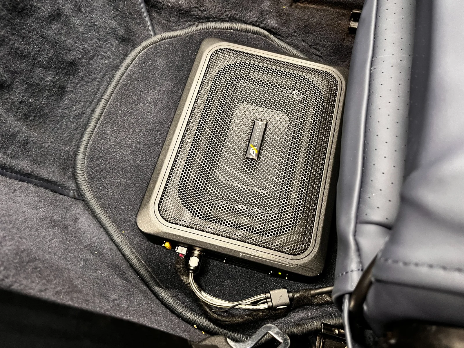 Kompakter Subwoofer unsichtbar unter dem Sitz montiert