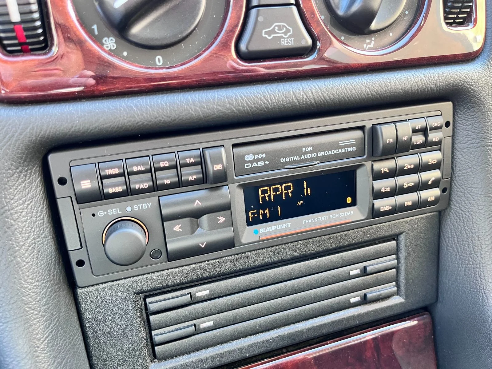 Blaupunkt Frankfurt RCM 82 DAB im Mercedes-Cockpit