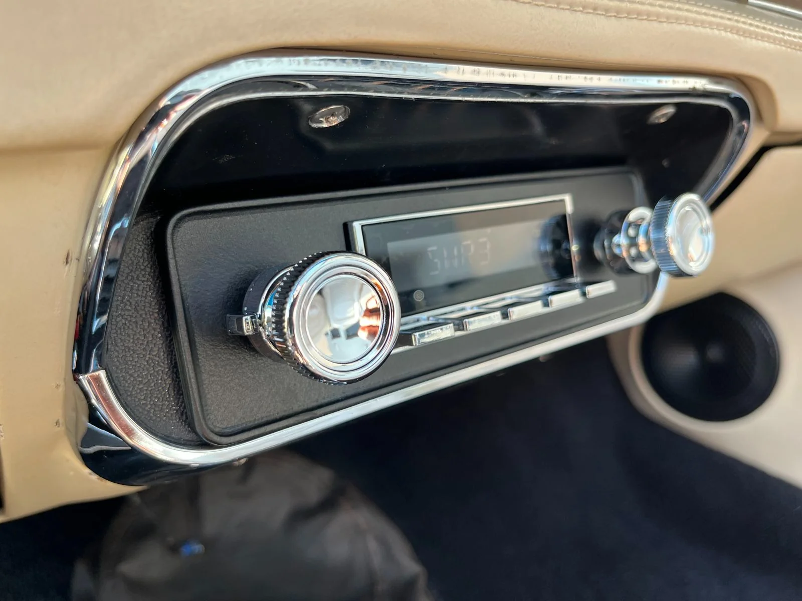 Retro-Radio mit Chrom-Bedienknöpfen im Klassiker-Armaturenbrett