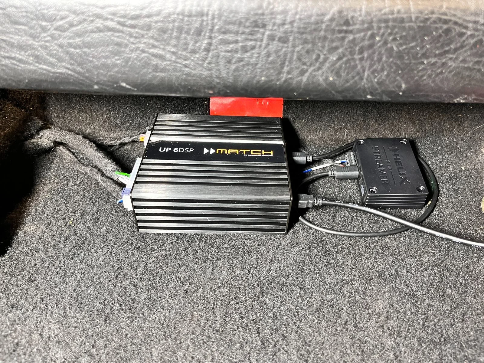 Match UP 6DSP mit Helix Streamer unter dem Sitz montiert