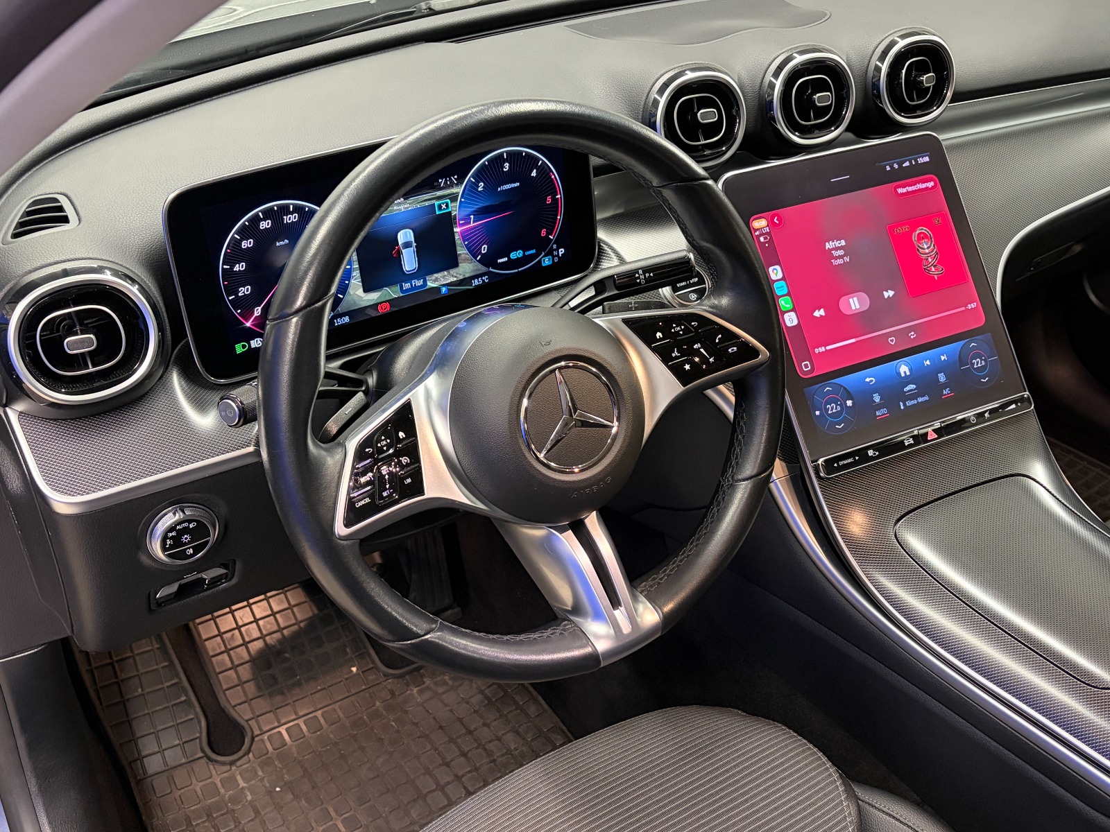 Gepflegter Mercedes-Innenraum mit CarPlay-Integration